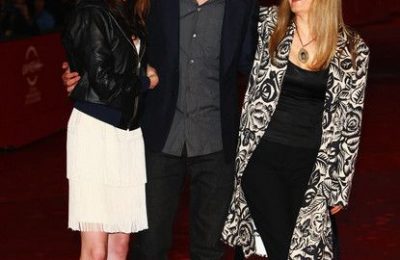 Catherine Hardwicke With Kristen Stewart And Robert Pattinson At A Twilight Premiere