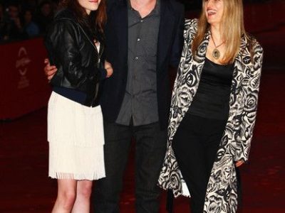 Catherine Hardwicke With Kristen Stewart And Robert Pattinson At A Twilight Premiere